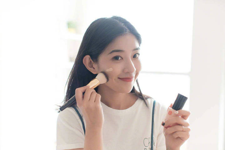 新手化妆,这4步不能少,底妆服帖不脱妆
