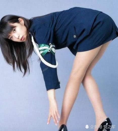 世界最性感裙子最短军装的女兵，你们知道是哪国吗？相当的亮眼！