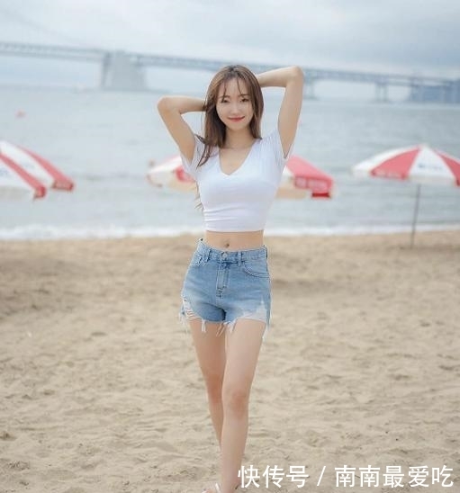  「妹子」街拍：妹子你蹲在海边画心，能一直这么稳吗