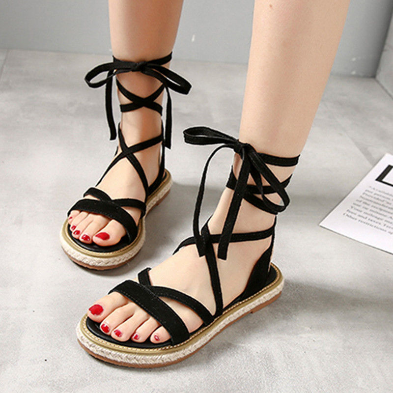 穿一双绑带鞋，细绳缠绕于足间，裸露出三寸金莲，让玉足绽放魅力