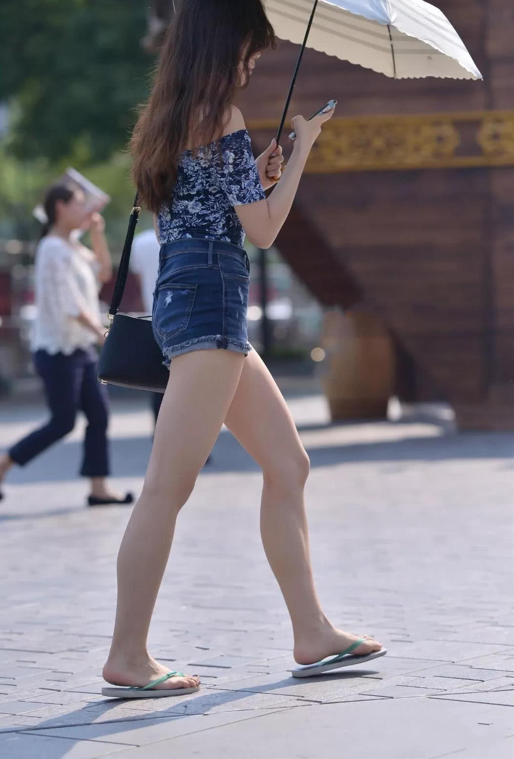 性感小姐姐身材一字肩搭配超短裤，大秀一双迷人的筷子腿