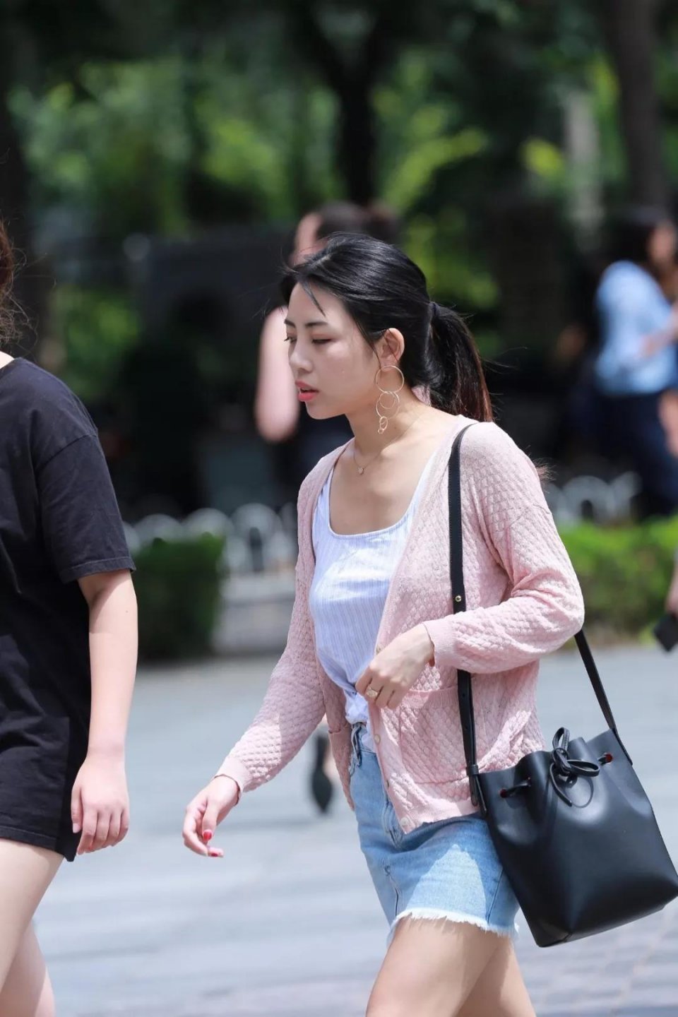 街拍：漂亮性感很动人的一个迷人性感美妇逛街