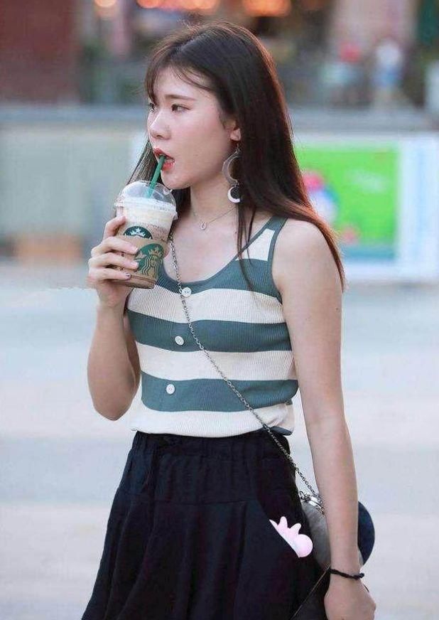 美女■街拍穿衣打扮很时髦的美女,轻松成为街上的焦点