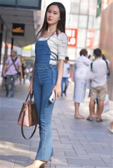  蕾丝■街拍：长发披肩小姐姐，身穿米色蕾丝连衣裙，很有女人味