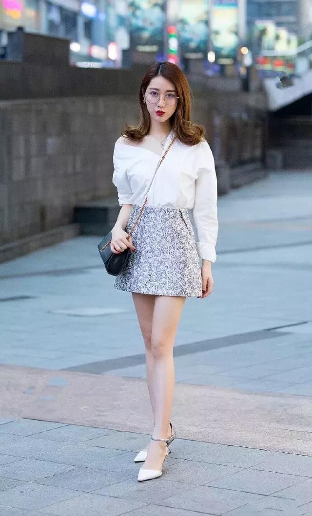  「美女」街拍：俏皮可爱的美女，白色的长裙温柔大方，美其实可以很简单