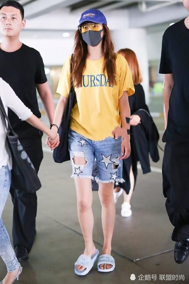 关晓彤穿短裤欲秀腿，不想却被拖鞋抢镜，网友：太廉价了吧？