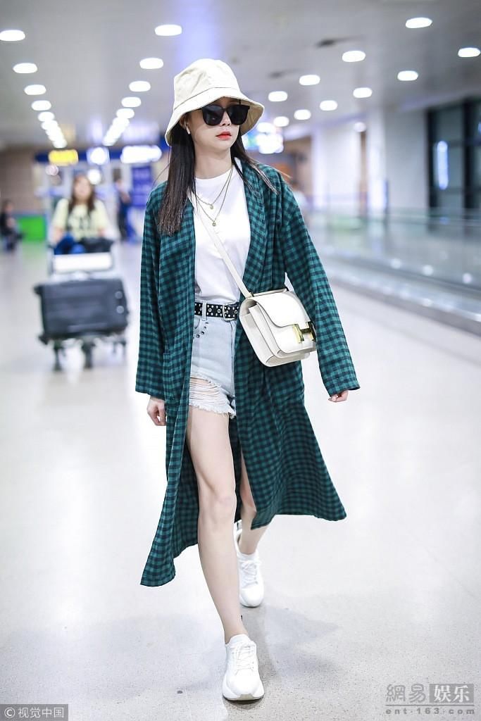 沈梦辰露雪白美腿 戴墨镜扶帽走出超模范