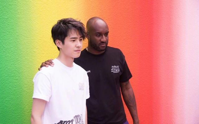 人手一件的T恤你说土，刘昊然搭配告诉你，那是你不会穿而已！