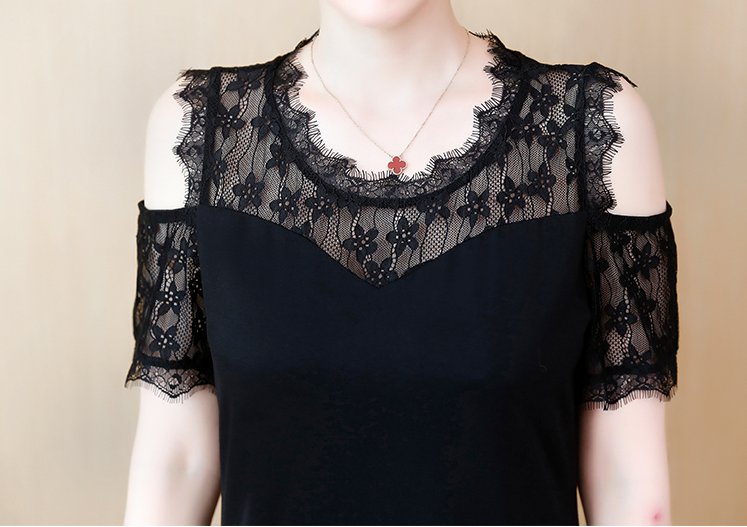 蕾丝花边的裙子更显女性魅力，就算是宝妈穿着也会很优雅