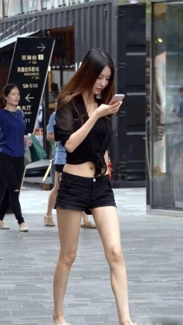 性感街拍丨腿!腿!美女这么长的腿基本告别高跟鞋了!