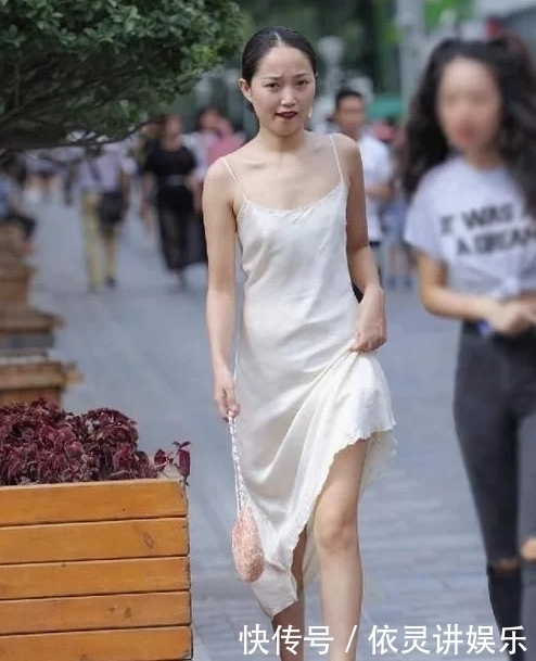  样子|小姐姐胆子也太大了吧，把睡裙穿上街却很淡然的样子！