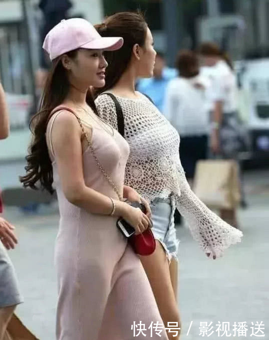 街拍:海纳百川,有容乃大。小姐姐诠释的非常到位!