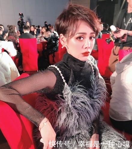  『回应』宁静再晒户口本和身份证回应国籍：不能污蔑姐的国籍
