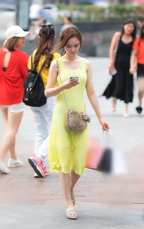 街拍：偶遇超气质美女，性感尤物气场十足，满屏长腿看花人眼！