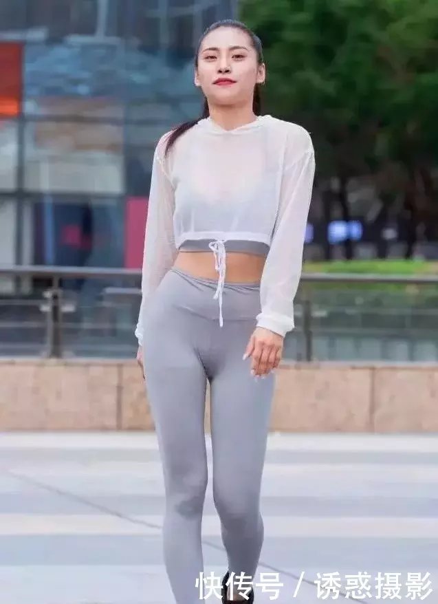 微胖气质小姐姐，浅灰色紧身打底裤包裹下凸显火辣迷人好身材，浑