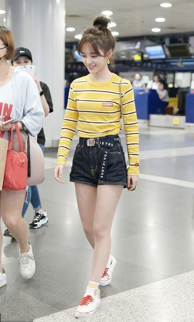 鞠婧祎嫌短裤不够短，故意在腿根剪掉两块布，网友：安全裤都露了