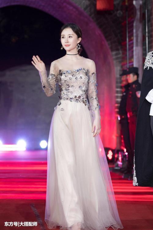 舒畅及肩卷发年轻10岁,大红连衣裙美艳十足,小蛮腰羡煞网友