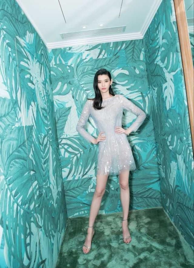 奚梦瑶不愧是超模！一双小白鞋却被她穿出腿长“一米八”的即视感