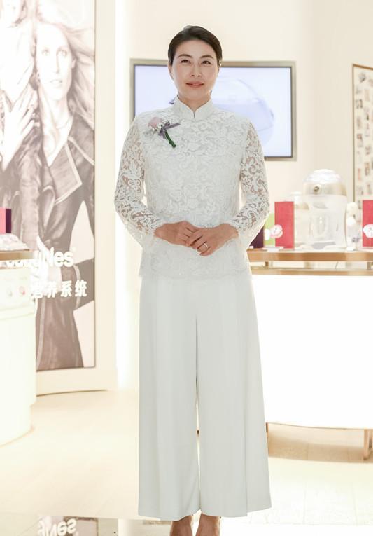 郭晶穿碎花衣显老态，竟不如婆婆年轻，网友：可以当霍启刚阿姨了