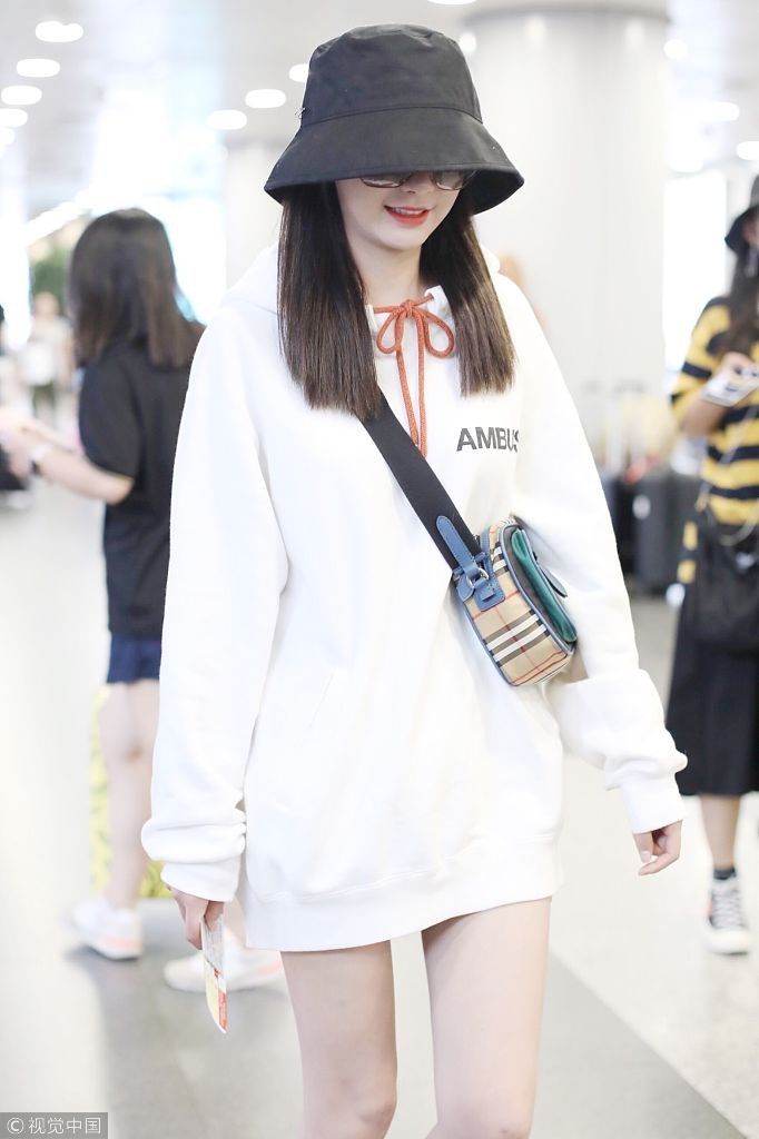 沈梦辰又玩“下衣失踪”提鞋秀美腿 戴渔夫帽露红唇心机girl一枚