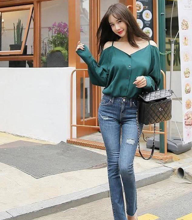 身穿紧身牛仔裤的美女,身材真好啊!突显她性感迷人笑容!