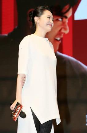 许晴穿紧身秋裤现身，看完她的腿后尴尬了，网友：还是换回皮靴吧