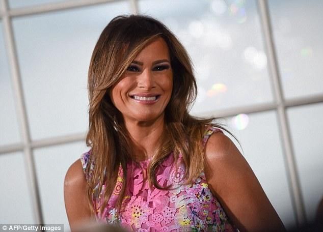 伊万卡和梅兰妮亚出席商界领袖晚宴，二人的花裙子争辉斗艳