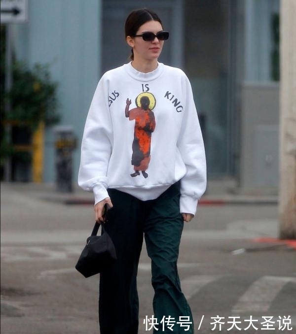 #气质#女人穿阔腿裤时,别总搭衬衫,当下流行这4种穿法,时髦又高级