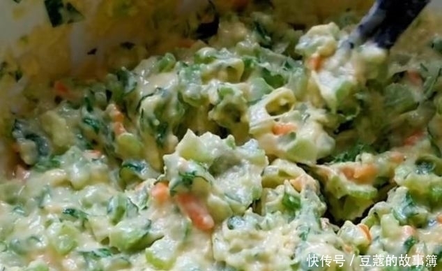  [我家]芹菜里加3个鸡蛋，我家一周吃6次，孩子每次都吃光，营养又解馋