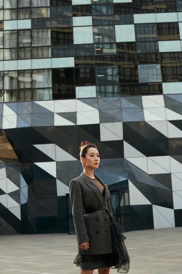 『 展现女性』穿西装美到窒息，一点不比陈数差，她被誉为优雅女神