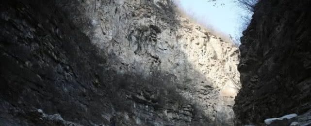 悬崖上被遗忘的“窑洞村”，50年间仅娶进一个媳妇，全村娶妻难