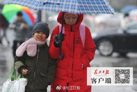 武汉今早气温骤降，市民上班上学风雨无阻