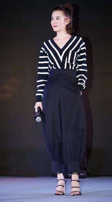 宋佳这裙子也太透了吧!三角区黑毛都看得见网友:白百何都没你疯狂