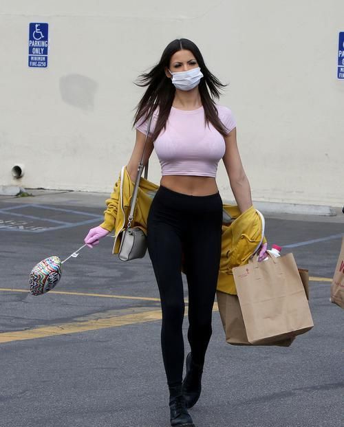 #身材太棒#INS模特Katie Bell好会穿,紧身T恤配leggings,“4D”身材真饱满