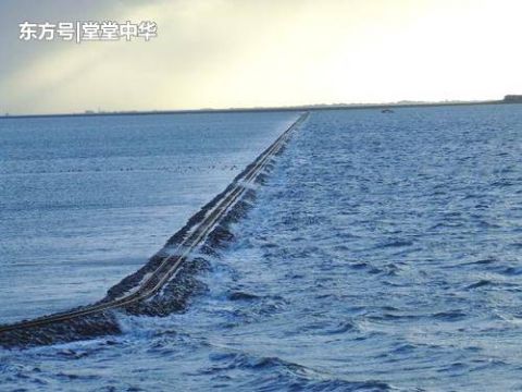 世界上最奇怪的铁路，建在海中央，火车如何做到在大海里跑？