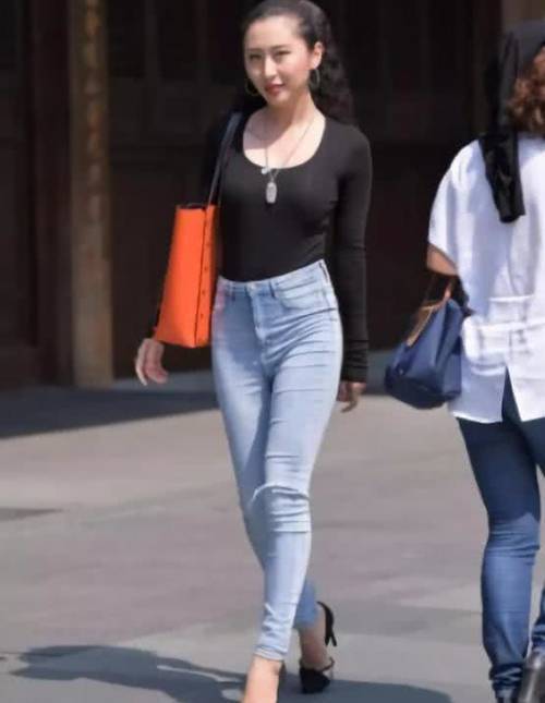 紧身牛仔裤无需多言，只需简单的搭配，就能展现你的美