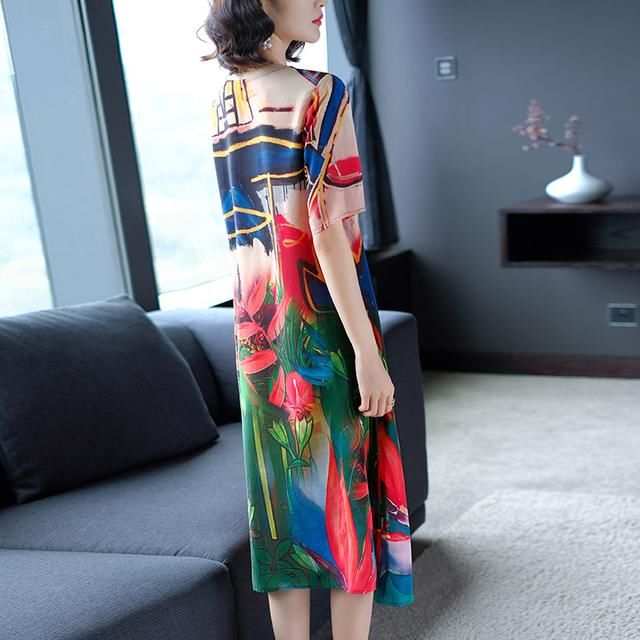 7月“减龄裙”要火了，48岁老婆穿像小姑娘，惊艳众人，美翻天