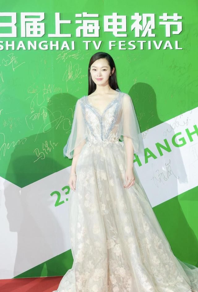「 够为宋轶」穿印花连衣裙超好看,苗条淑女,美成初恋女友,宋轶身材有“料”