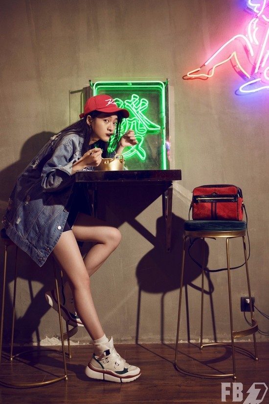 张雪迎时尚大片新鲜出炉 随性演绎城市精灵