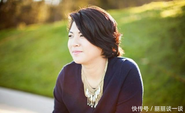 『腰线的连衣』奔五的女人,这“3种”衣服要少穿,尤其是第三种,显老又俗气!