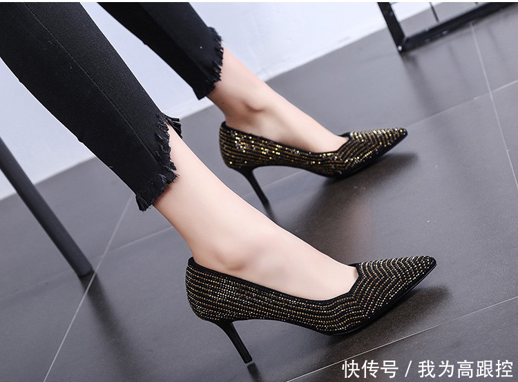 小珠子围绕个性鞋口的高跟鞋，更性感更微妙
