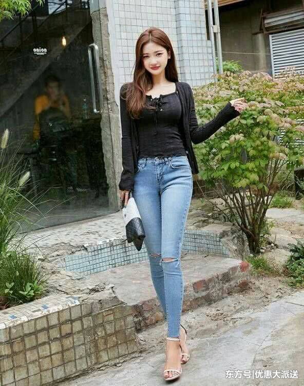 牛仔裤把傲人的美秀出来，一字肩的设计，迷人的锁骨很惹人眼球