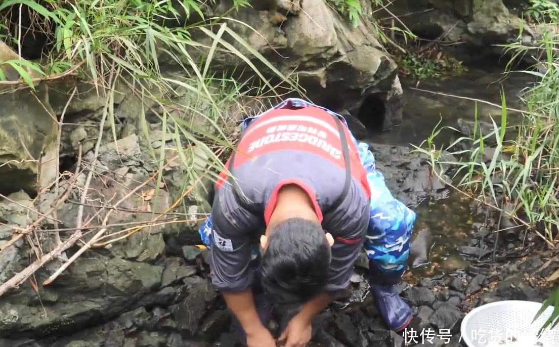 几十米的河道被小伙截流了，在里面肆无忌惮地抓野味，收获几十只