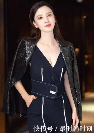 张萌连体裤现身尽显大长腿,网友:我只看到了两条线好