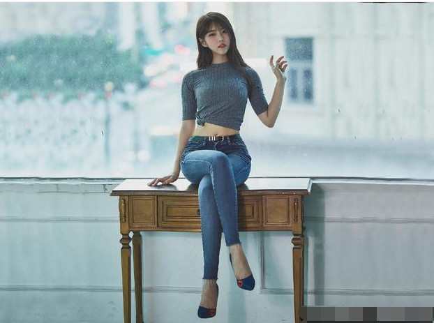 紧身牛仔裤剪裁利落，将妹子腰部的线条修饰的更加纤细优美！