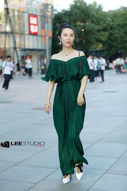 姑娘穿了一条很飘逸的裙子，是不是看着很有“仙气”啊