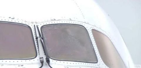  #驾驶舱#上海飞加拿大客机迫降东京机场！万米高空驾驶舱玻璃突