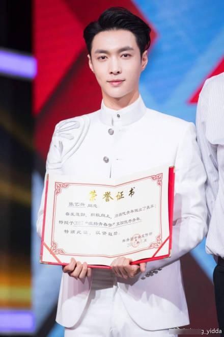 郭景龙 关晓彤吴亦凡张艺兴获央视肯定,领奖如