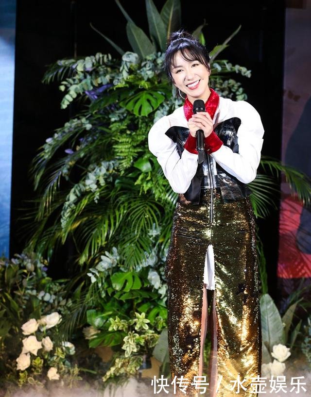 娄艺潇出席活动，穿了一条金色亮片“假裤子”，个性穿搭就服你！