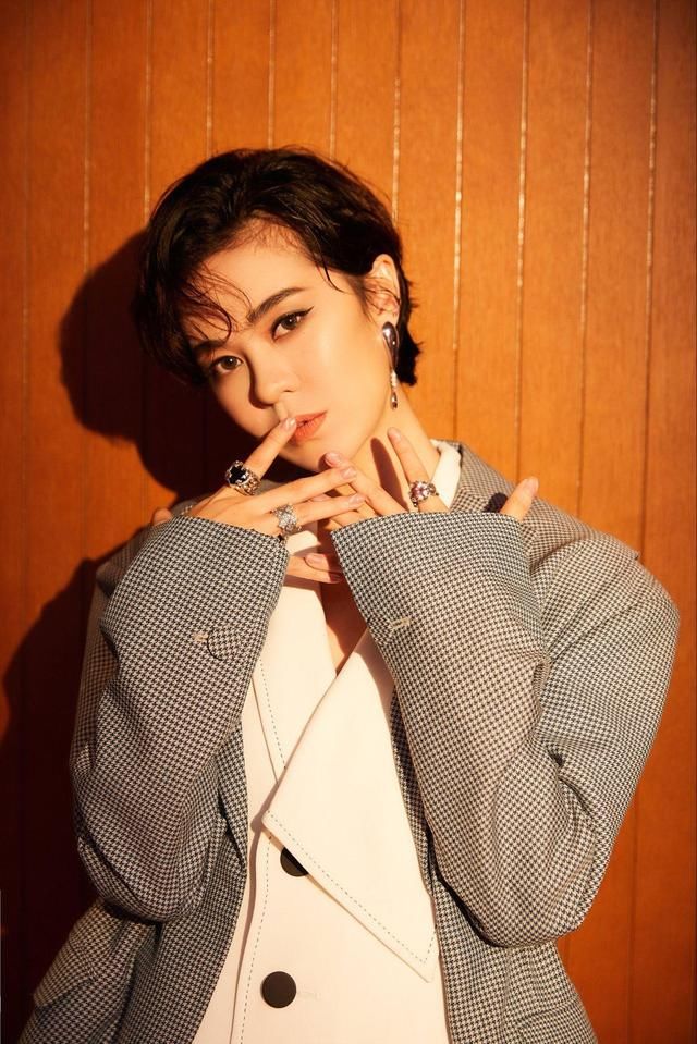 千鸟格遇到肩宽收腰西装，只想要说，郁可唯没词夸你了